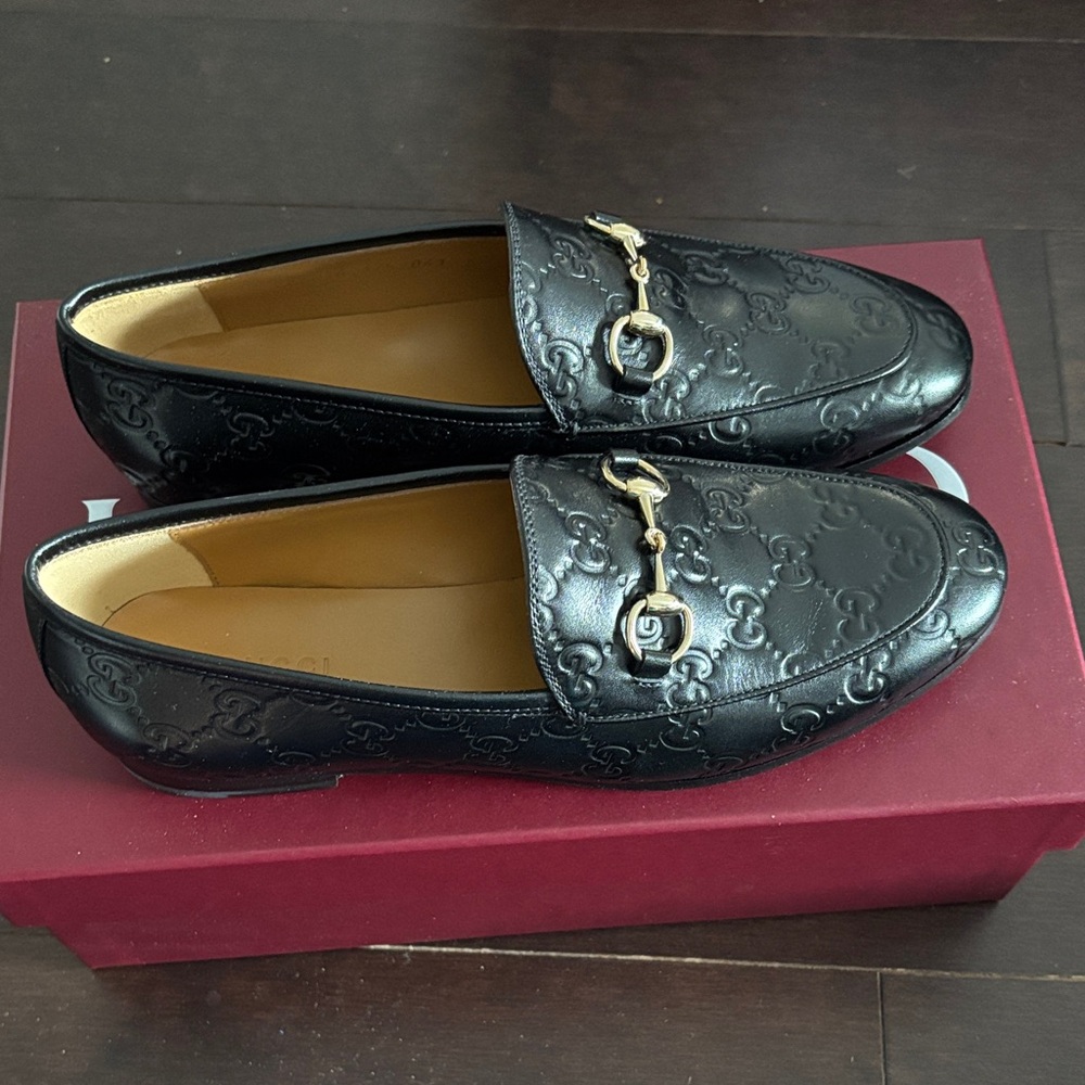 Gucci Black GG embossed Leather Loafers - Picture 2 of 11